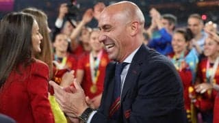 「悪意はなかった」スペイン女子代表のW杯優勝後に唇にキスで大騒動、サッカー連盟会長が謝罪「私は確かに間違っていた」