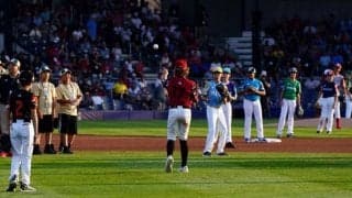 【MLB】前代未聞の“グラウンド縦断“始球式が斬新　ピュアすぎる光景に「いい意味で目が潤んだ」