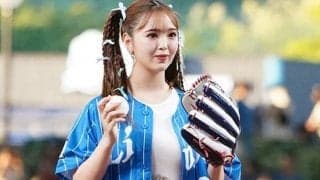 おへそチラリの爽やか衣装も…“まさかの投球”にシクシク涙「めちゃくちゃ可愛い」