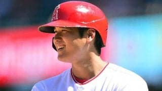 【MLB】大谷翔平、塁上で敵選手と“ギュッ”　どこに行っても人気者「話したいんだね」