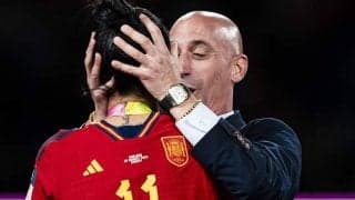 男子サッカー界では代表ボイコットも！ スペイン・サッカー連盟会長の“キス騒動”にアギーレも苦言「非難すべき行為」