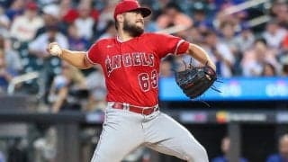 【MLB】エ軍またアクシデント…強烈送球がシルセス後頭部直撃　倒れ込み悶絶、肩抱えられ退場