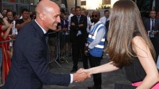 女子選手へのキスで波紋呼ぶスペインのルビアレス会長、ラ・リーガクラブも非難し入場時に発起