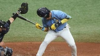 【MLB】153キロが頭部直撃「恐ろしい瞬間」　吹っ飛ぶヘルメット…ガム噛む投手「最悪だ」