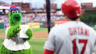 【MLB】大谷翔平、またも敵軍マスコットが鬼絡み　試合直前の“お絵描き”は「キュート」