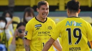 「可愛すぎます」「年間30G20Aの面構え」柏MFマテウス・サヴィオの息子が注目の的に！父親とピッチ入場し気合十分