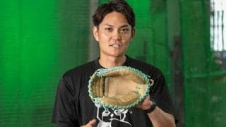 「ミットを止める」はNG　鷹・甲斐を指導…捕手コーチが説くキャッチングの“極意”