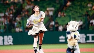 「乃木坂46」の向井葉月さんが始球式に登場　“大胆振りかぶり”投法に場内大歓声