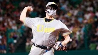 西武「勝利の男神」オードリー春日さんが始球式　顔面銀色の“特急カラー”に球場騒然