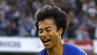 三笘薫はライン際の魔術師にとどまらず　迫力のドリブル中央突破はスケールを増した