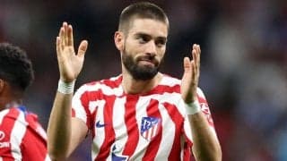 カラスコのアル・シャバブ入り秒読み！　現地着でファンの歓迎に応じる姿