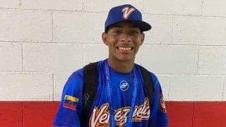 独特の“裾爆上げ”で躍動のベネズエラ野手　「小さい頃からずっと」曲げない信念