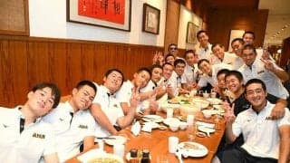 侍U-18、主将小林が笑顔の退院…仲間が拍手で歓迎　3日間の入院生活で「体はバキバキ」