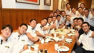 【侍U-18代表】退院した主将を囲む“笑顔の輪”　朗希＆宮城を彷彿…丸田の“あーん”が「いい写真」