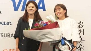 岩渕真奈が現役引退会見、サプライズで澤穂希が登場し涙「一緒にできたことが誇り」…2015年の仰天エピソードで盛り上がりも