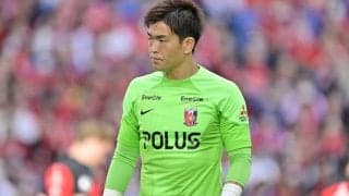 「滝行ですやん」「雨やば」J1浦和・西川周作が大雨の中「爽やかスマイル」を披露！「ポジティブなパワーを与えてくれます」「なんか笑顔になれる」とファンを癒す