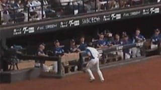 選手も拍手…ボールボーイが「すげぇ反応」　激ムズ回転を好捕、解説絶叫「うおー！」