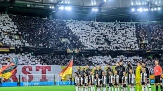 ドイツvs日本代表の試合会場で試合中のピッチに飛ばされた「無数の紙飛行機」の意味…森保ジャパンが大勝したピッチの横に並んだいくつもの残骸