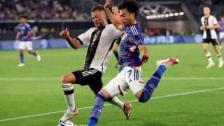 「囲まれても突破できるのすごすぎ」三笘薫がドイツの2枚マークを股抜きで打破！想像を超えるドリブルにサネも思わず天を仰ぐ「表情に出ちゃってる」