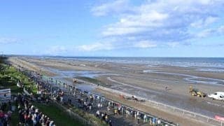 競走馬が海岸線を疾走！ 馬券も発売されるアイルランドの“砂浜競馬”