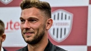 「蛍が小さく見える」「バロさんごっつw」J1神戸のハンガリー代表MFが「大きすぎ」と話題に！「膝周りの筋肉すごいや」とファンも注目