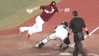 敵地どよめき「マジで忍者」　夜空を舞った“空中浮遊”が「人間離れした動き」