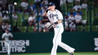 源田の「華麗なる打球捌き」　激ムズ体勢でもサラッと送球…プロの技が「まるでダンス」