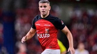 「なぜPK取らないの？」浦和FWリンセンが決定機で倒されるもノーファールで疑問の声続々……当該映像に「めっちゃ引っ張って体勢崩してるのにVARすら入らないの？」の声