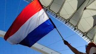 セルフジャッジ厳禁！守護神がFKのバー跳ね返りを見切るも、まさかの結末…ゴールをプレゼントで相手はハットトリック達成