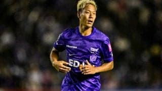 「奥さん美人やん」J1広島MF野津田岳人を祝福すべく来場した妻に「奥様かわいい」とファンの視線集中！ ピッチの中でヒマワリを渡しての家族姿公開