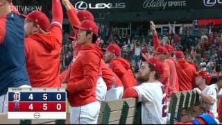 大谷翔平、同僚の“9回裏同点弾”に立ち上がり拍手喝采 「にこ谷」「だから…泣くって」奇跡の展開にファン感動