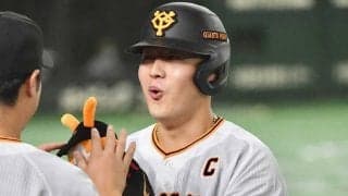 「ラケットみたいに振ってこれかよ」　外野手追わず…岡本和の一撃にファン驚愕