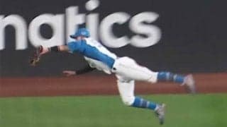 「凄い飛んでた」　緑に染まったユニ…衝撃の「スーパーマンキャッチ」に球場騒然