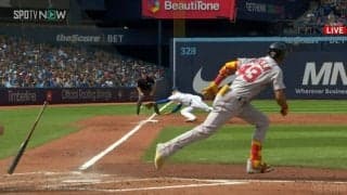 絶対に入ってます！数センチも見逃さないメジャーの塁審、超きわどい当たりも自信満々にビシッと判定の瞬間