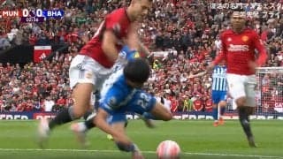 三笘薫への強烈タックルからはじまったバチバチのしばき合い！ダイブ、タックル、スライディングの応酬に倒れ込む選手…試合序盤からヤンチャ過ぎるやり合いにピッチも騒然「笛吹いてよ！」