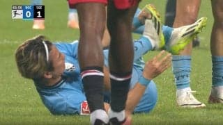 スタジアム騒然！”ジャガー”浅野拓磨が突然悶絶して一回転　ファウルだろ？あまりの激痛で審判に猛アピールも無慈悲対応