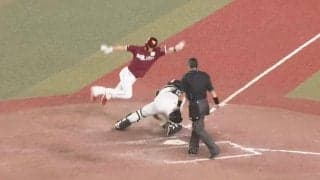イチロー級の神走塁「忍者ジャンプ」炸裂！ なんであんなに跳べる？ タッチアウト回避のアクロバティックすぎる本塁生還が決まった瞬間
