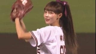 “奇跡のチア”がショーパンユニで始球式　両肩プルプル…笑顔でぴょんに場内くぎ付け