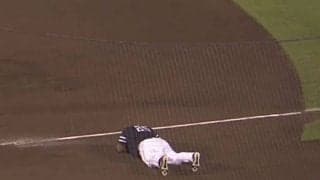 鷹・デスパイネ、一塁を駆け抜け転倒　立ち上がれず…アクシデントに場内騒然