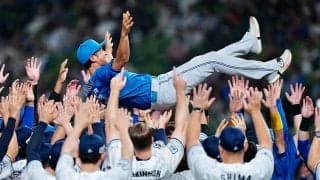 日本ハム・木村文紀“古巣”で引退セレモニー　妻子からの花束に涙…最終打席では二塁打