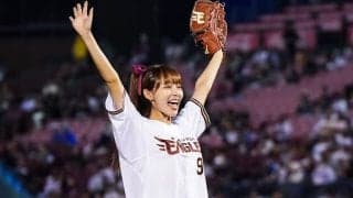 女神の一投が「ガチ可愛すぎる」　笑顔でピョンピョン…選手も思わず“ハート”