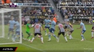 ファンも大混乱！一体、何が起こってる！？ サッカーの試合とは思えない“肉弾戦” ゴール前の密集地帯が大変な事態になっていた