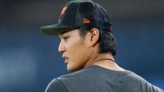 【MLB】藤浪晋太郎、短パン一丁＆ペンギン浮き輪装着で移動　“洗礼”に注目「マッチョやね」