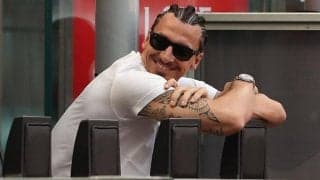 「カッコよすぎる」「これが神の乗り物か」ガラスに反射するイブラヒモビッチと超高級車の組み合わせに絶賛の嵐！「凄すぎる」