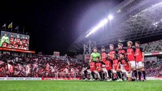 「弾幕として使うのセンスある」J1浦和が中国・武漢の観客席で見せた応援姿がACL公式で公開される！サポーターが厳しいアウェイ戦を支える