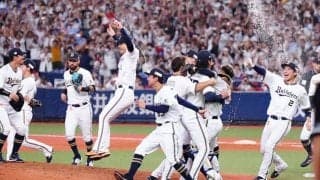 歓喜の裏で“ひっそり仕事”「GG賞確定」　ぶん投げたグラブの行方「さすがすぎる」