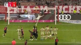 スタジアムが揺れた！衝撃のフリーキック ゴール枠外から急激な“超絶縦回転”で落ちた 完璧すぎるスピード&コースで決まった瞬間