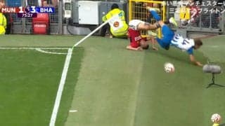 あわや大惨事！ライン際猛スピードで衝突、両者弾き飛ばされて場外に吹っ飛ぶ大クラッシュ劇！フラッグをへし折り、スタジアム名物“ピッチ横の坂”を選手2人が転がり落ちる一部始終