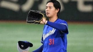 土砂降りの中トボトボ…　放送席も同情「珍しい」、仲間も爆笑の孤独なブルペン“往復”