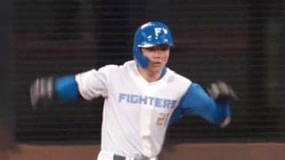 球場騒然！走れた？ストップ？ 物議を醸した“難しいプレー” 日本ハム・清宮の大飛球がフェンス直撃→予想外の展開へ